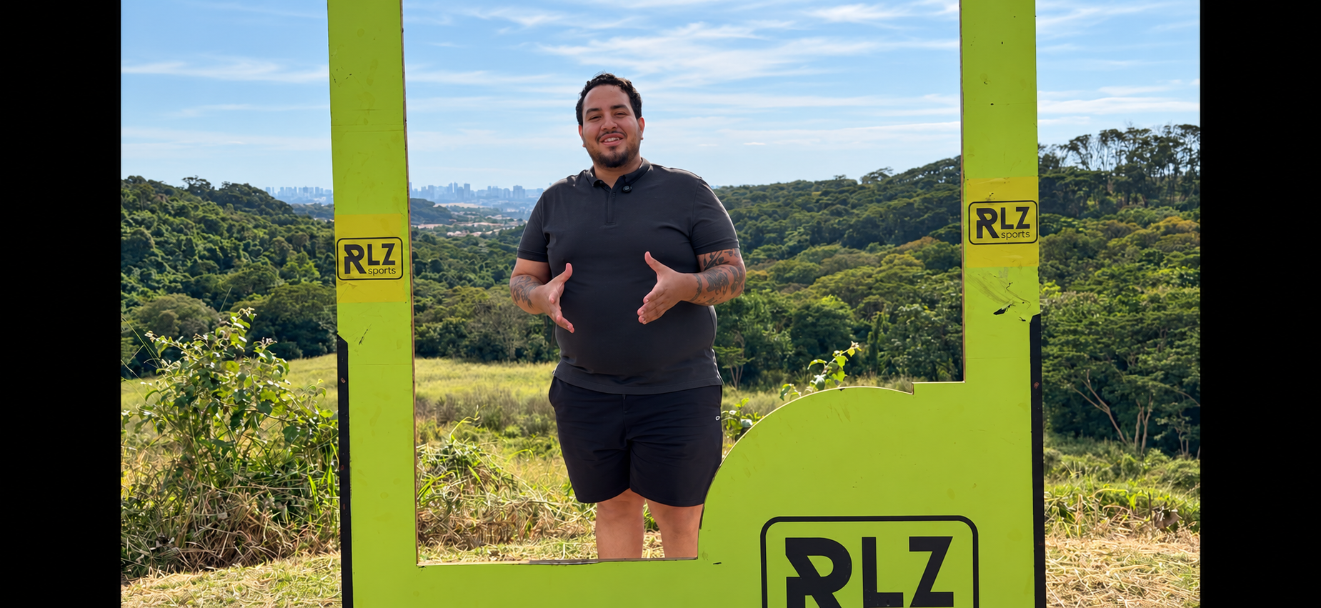 Victor gravando um vlog em uma área externa